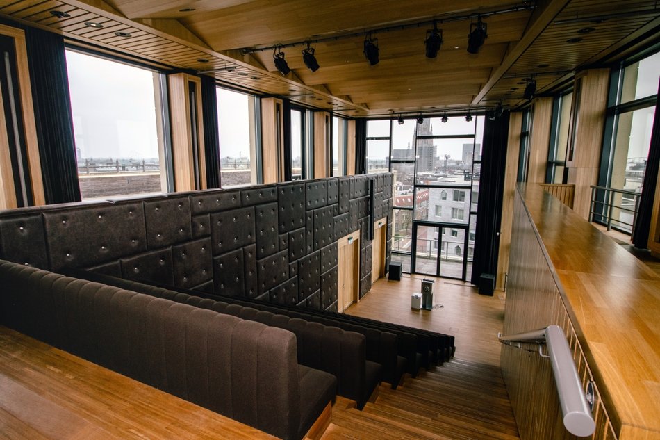 Interior view of the large auditorium in Rozet. There are many windows with a skyline view of Arnhem.